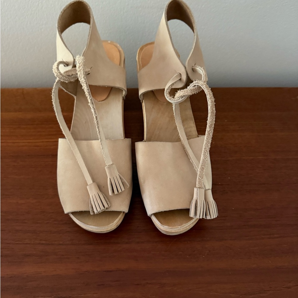Bryr Beige Suede Clog size 39 or 8.5/9